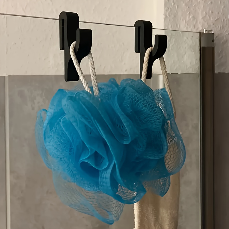Home Essentials Bathroom Storage - フレームレスのガラスドア用、白／黒のシャワードアフック2個セット。8mmの薄いガラスに適しており、バスローブ、パジャマ、タオル、衣類、バスルームアクセサリーの収納に最適です。 穴あけ不要で、簡単に設置できます。 タオル掛け、バスローブ掛け、シンプルなデザイン、モダンなバスルームアクセサリー、頑丈な構造、軽量フック、壁掛け式フック、家庭用収納、アパートに住む人にとって必須のアイテム。