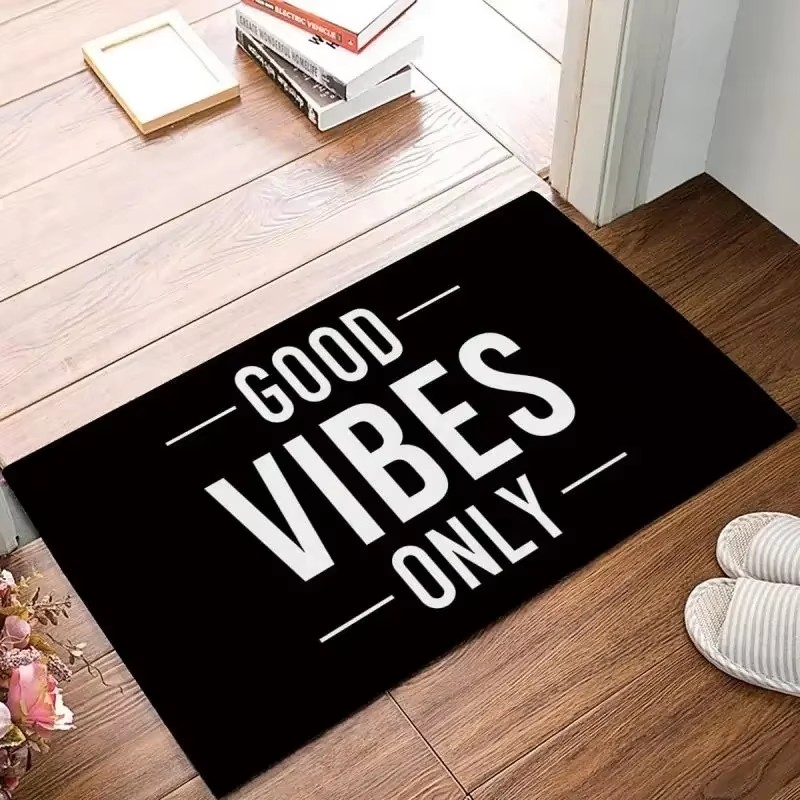 Home Goods Bathroom Rugs - ポジティブな言葉がプリントされた、滑り止め加工の玄関マット。お部屋のインテリアに最適な、フランネル製のドアマットです。