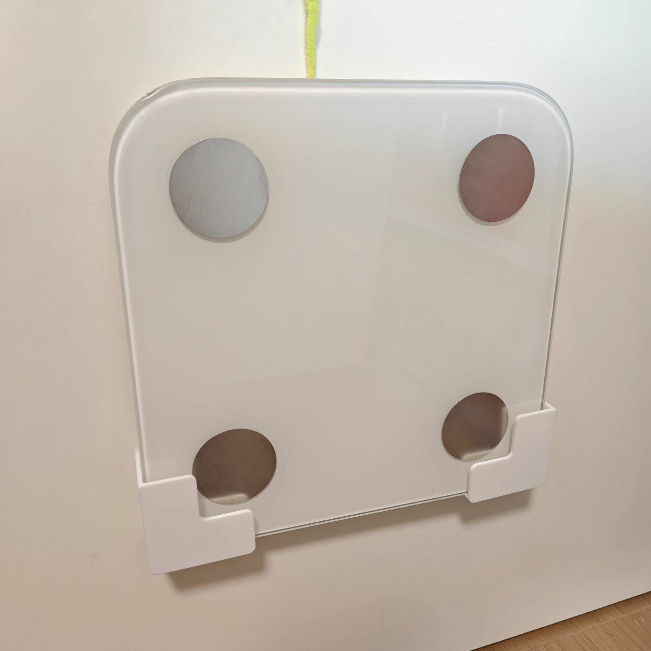 白い自己粘着式体重計壁掛けホルダー 省スペース バスルーム  - Home Bathroom Scales のレビューと価格