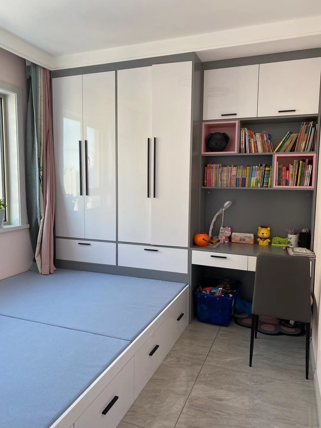 カスタムメイドのモダンな畳寝室用ワードローブと本棚一体型ユニ - Home Bathroom Dimensions のレビューと価格